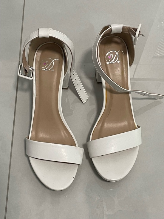 Delicious Shoes - Delicious White Single-Band Ankle-Strap Block Heels. Size 8